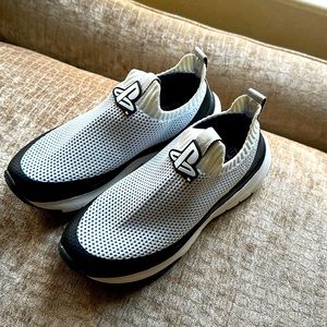 BOYS PULL ON ZARA SNEAKER size 35 or US 3